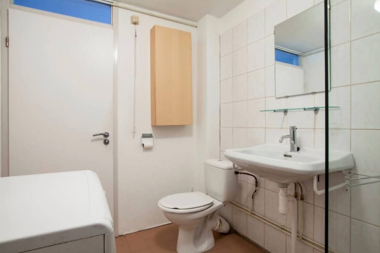 Tweede aanzicht van de badkamer voor de renovatie