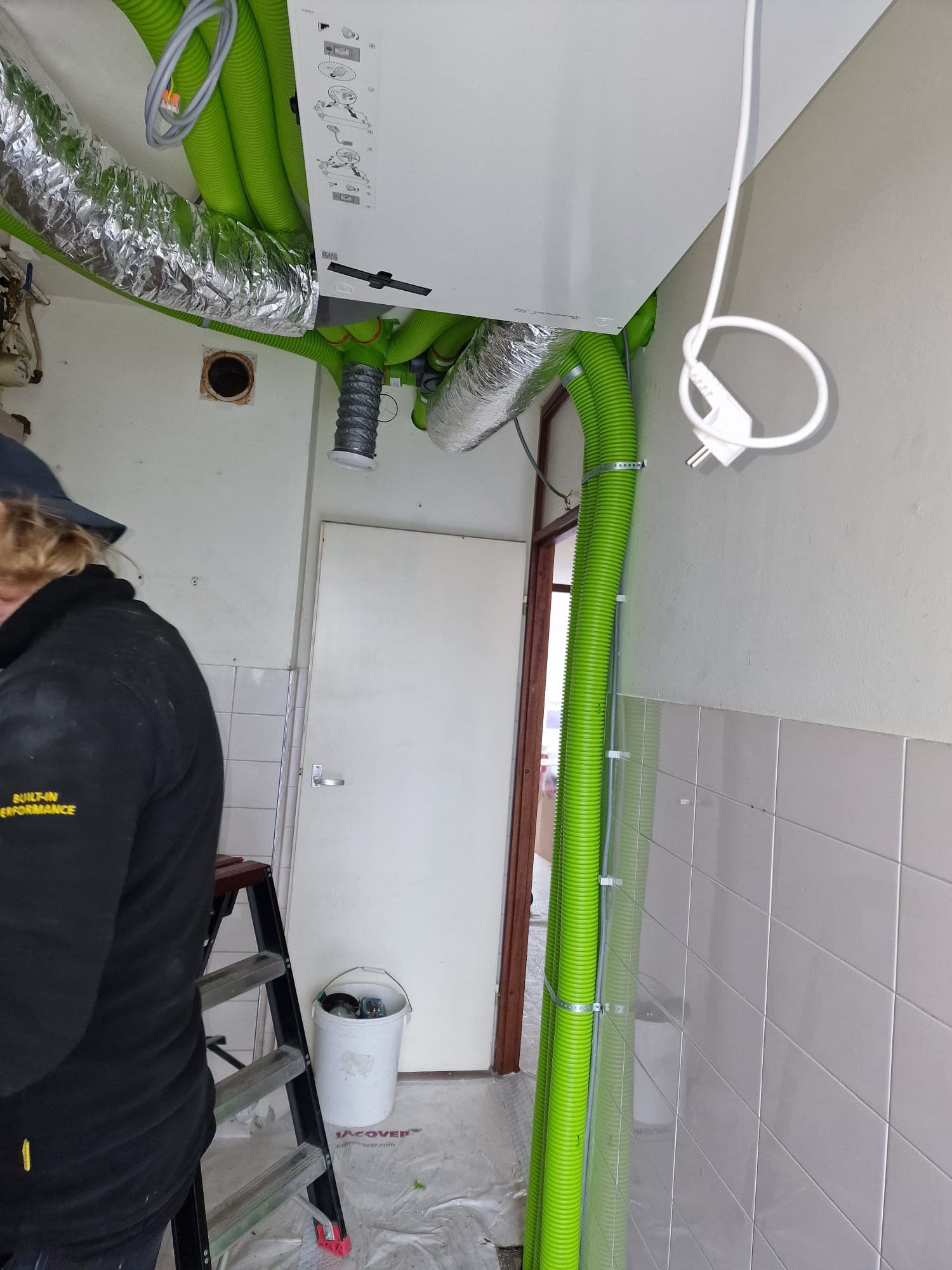 Monteur aan het werk bij een WTW-renovatie