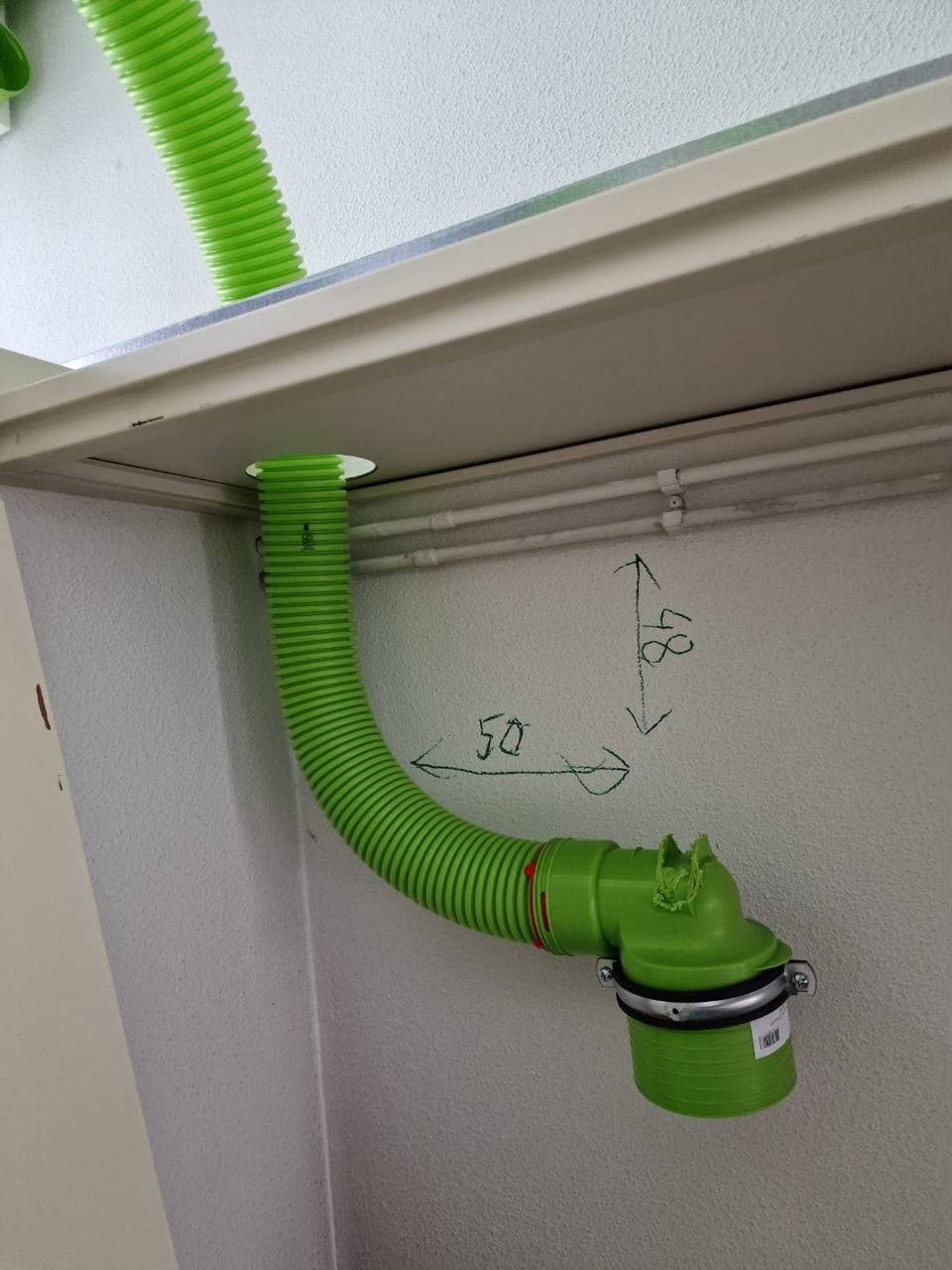 Aansluiting van een ventilatieslang boven een verlaagd plafond