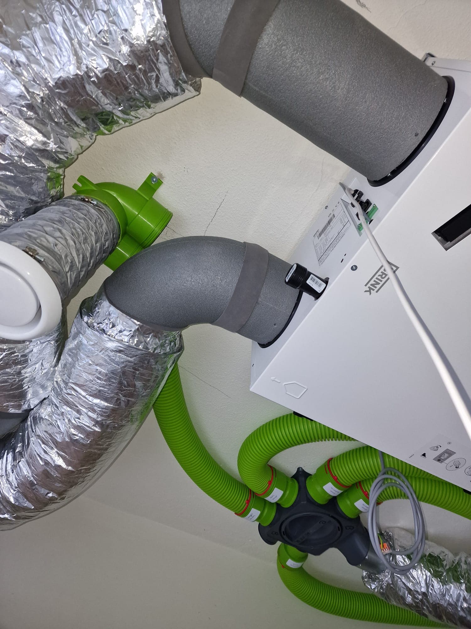 Brink Renovent Sky 200 WTW-unit met geïsoleerde hoofdaansluitingen in een maisonnette in Alphen aan den Rijn